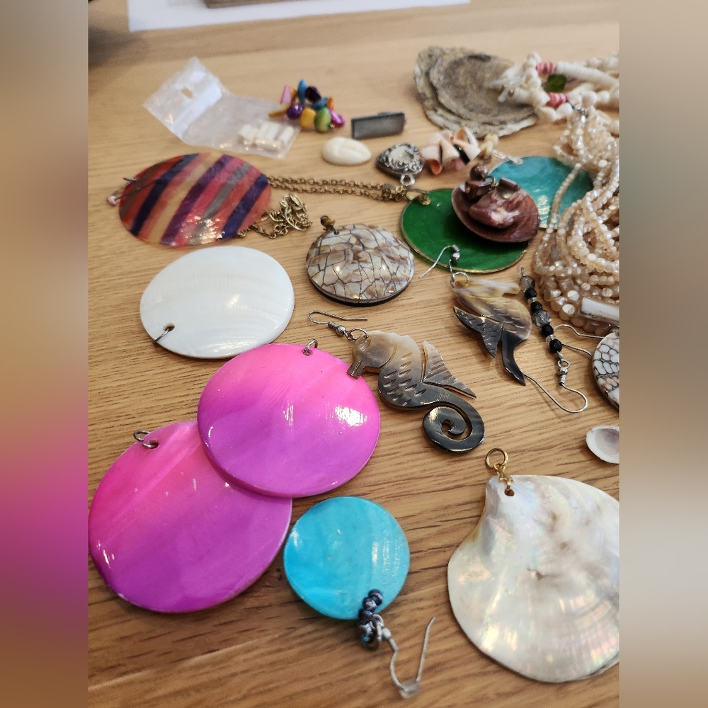 Assorted Shell and Bead Jewelry Collection - Picture 6 of 10